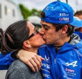 La foto llena de amor de Franco Colapinto y Maia Reficco en los boxes de Montreal